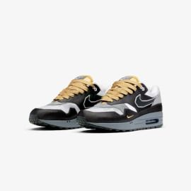 Nike x Swoosh Air Max 1 Low &quot;Poly Big Head Mode&quot; Gris Humo Oscuro/Blanco/Dorado